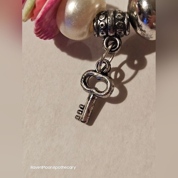 Sea Shell Expandable Bracelet with Charms - Picture 4 of 9